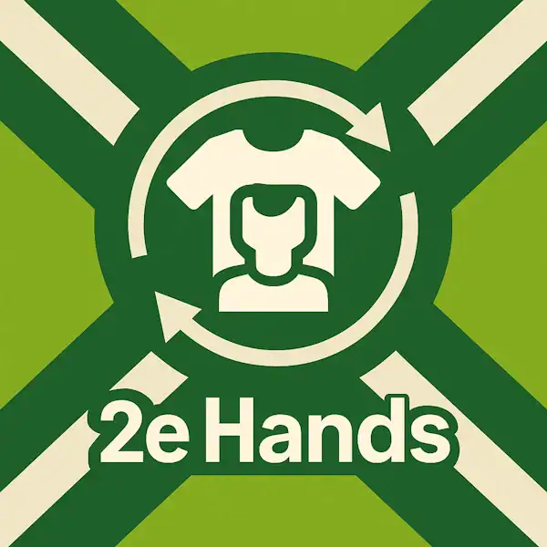 Logo voor 2e Hands: een wit T-shirticoon met kringlooppijlen eromheen, geplaatst op de correcte Achterhoekse vlag met lichtgroene en donkergroene diagonale banen en roomwitte kruisen, met daaronder de tekst 2e Hands in hoofdletters.