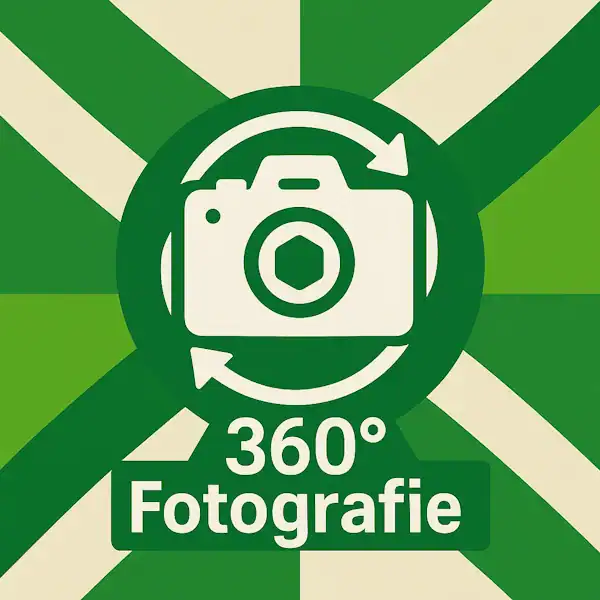 Logo voor 360° fotografie: een witte camera met cirkelpijl op de achtergrond van de officiële Achterhoekse vlag, met diagonale donker- en lichtgroene banen en gebroken witte kruisen, en daaronder de tekst '360° Fotografie' in wit.