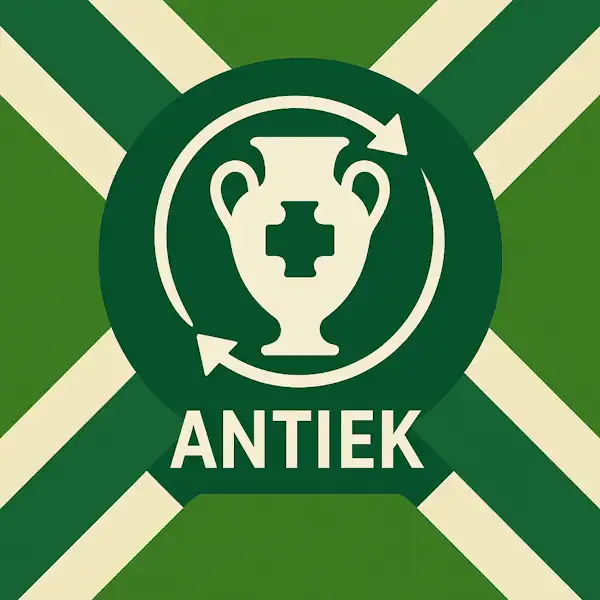 Logo voor antiek: een wit antieke vaas met sierlijke oren en cirkelvormige pijlen eromheen, geplaatst op de correcte Achterhoekse vlag met licht- en donkergroene diagonale banen en roomwitte kruisen, met daaronder de tekst ANTIEK in hoofdletters.