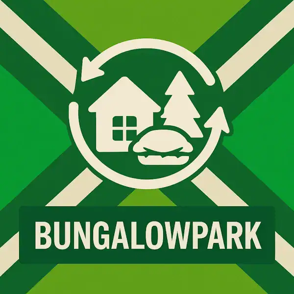 Logo voor bungalowpark: een wit icoon met huisje, dennenboom en cirkelvormige pijlen eromheen, geplaatst op de correcte Achterhoekse vlag met lichtgroene en donkergroene diagonale banen en roomwitte kruisen, met daaronder de tekst BUNGALOWPARK in hoofdletters op een donkergroene balk.