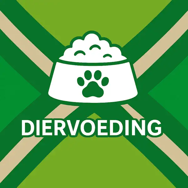 Wit pictogram van een voerbak gevuld met brokjes en een pootafdruk op de voorkant, met daaronder de tekst “DIERVOEDING” in hoofdletters, geplaatst op de vlag van de Achterhoek met donkergroene diagonale kruisen en roomwitte lijnen op een lichtgroene achtergrond.