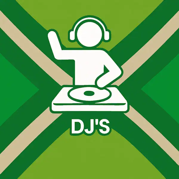 Wit pictogram van een DJ met koptelefoon en draaitafel, met daaronder de tekst “DJ'S” in hoofdletters, geplaatst op de vlag van de Achterhoek met donkergroene diagonale kruisen en roomwitte lijnen op een lichtgroene achtergrond.