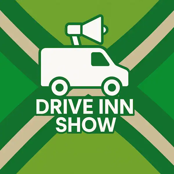 Wit pictogram van een busje met luidspreker bovenop, met daaronder de tekst “DRIVE INN SHOW” in hoofdletters, geplaatst op de vlag van de Achterhoek met donkergroene diagonale kruisen en roomwitte lijnen op een lichtgroene achtergrond.