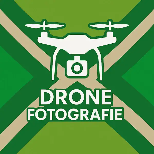 Wit pictogram van een drone met camera, met daaronder de tekst “DRONE FOTOGRAFIE” in hoofdletters, geplaatst op de vlag van de Achterhoek met donkergroene diagonale kruisen en roomwitte lijnen op een lichtgroene achtergrond.