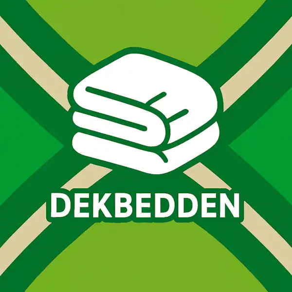 Wit pictogram van een opgevouwen dekbed met gestikte lijnen, met daaronder de tekst “DEKBEDDEN” in hoofdletters, geplaatst op de vlag van de Achterhoek met lichtgroene achtergrond, donkergroene diagonale kruisen en roomwitte lijnen.