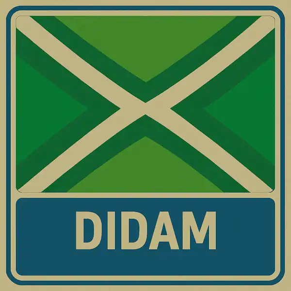 Plaatsnaambord met de tekst "DIDAM" in witte hoofdletters op een blauw vlak, met daarboven een groene vlag met een crèmekleurig kruispatroon.