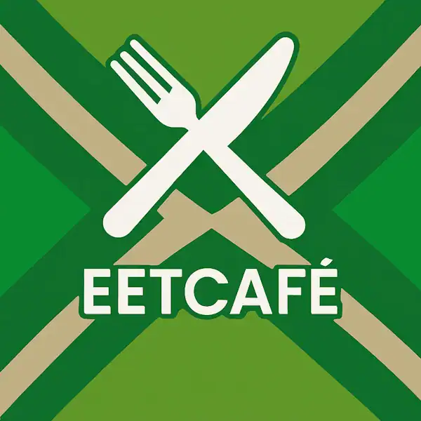 Wit pictogram van een gekruiste vork en mes, met daaronder de tekst “EETCAFÉ” in hoofdletters, geplaatst op de vlag van de Achterhoek met donkergroene diagonale kruisen en roomwitte lijnen op een lichtgroene achtergrond.