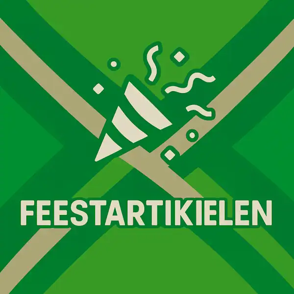 Wit pictogram van een feesttoeter met confetti en slingers, met daaronder de tekst “FEESTARTIKELEN” in hoofdletters, geplaatst op de vlag van de Achterhoek met donkergroene diagonale kruisen en roomwitte lijnen op een lichtgroene achtergrond.