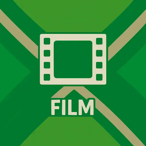Wit pictogram van een filmstrip, met daaronder de tekst “FILM” in hoofdletters, geplaatst op de vlag van de Achterhoek met donkergroene diagonale kruisen en roomwitte lijnen op een lichtgroene achtergrond.