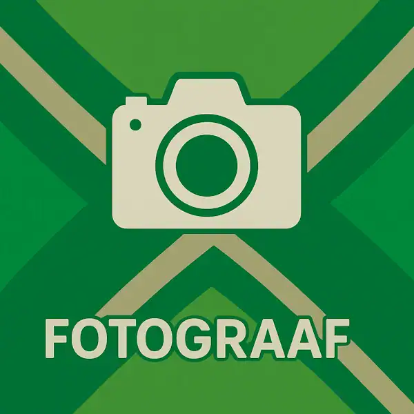 Wit pictogram van een fotocamera, met daaronder de tekst “FOTOGRAAF” in hoofdletters, geplaatst op de vlag van de Achterhoek met donkergroene diagonale kruisen en roomwitte lijnen op een lichtgroene achtergrond.