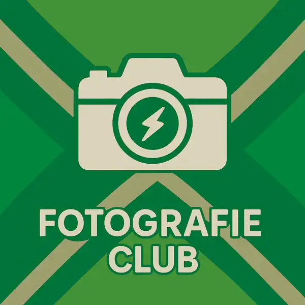 Wit pictogram van een camera met een bliksemschicht in de lens, met daaronder de tekst “FOTOGRAFIE CLUB” in hoofdletters, geplaatst op de vlag van de Achterhoek met donkergroene diagonale kruisen en roomwitte lijnen op een lichtgroene achtergrond.