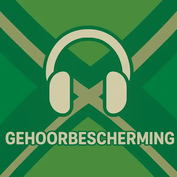 Wit pictogram van gehoorbeschermers (over-ear oorkappen), met daaronder de tekst “GEHOORBESCHERMING” in hoofdletters, geplaatst op de vlag van de Achterhoek met donkergroene diagonale kruisen en roomwitte lijnen op een lichtgroene achtergrond.