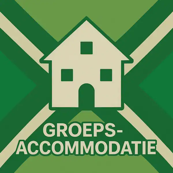 Wit pictogram van een groot huis met meerdere ramen als symbool voor groepsverblijf, met daaronder de tekst “GROEPSACCOMMODATIE” in hoofdletters, geplaatst op de vlag van de Achterhoek met donkergroene diagonale kruisen en roomwitte lijnen op een lichtgroene achtergrond.