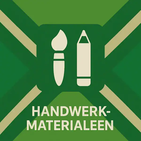 Wit pictogram van een penseel en potlood als symbool voor creatieve handwerkmaterialen, met daaronder de tekst “HANDWERKMATERIALEN” in hoofdletters, geplaatst op de vlag van de Achterhoek met donkergroene diagonale kruisen en roomwitte lijnen op een lichtgroene achtergrond.
