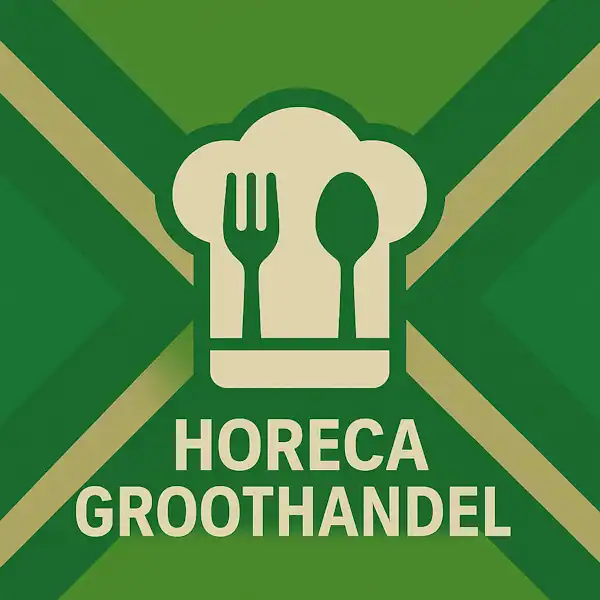 Wit pictogram van een koksbuis met een vork en lepel erin verwerkt, met daaronder de tekst “HORECA GROOTHANDEL” in hoofdletters, geplaatst op de vlag van de Achterhoek met donkergroene diagonale kruisen en roomwitte lijnen op een lichtgroene achtergrond.