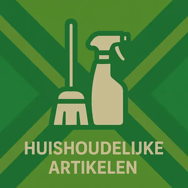 Wit pictogram van een bezem en een sprayfles als symbool voor schoonmaak en huishoudelijke benodigdheden, met daaronder de tekst “HUISHOUDELIJKE ARTIKELEN” in hoofdletters, geplaatst op de vlag van de Achterhoek met donkergroene diagonale kruisen en roomwitte lijnen op een lichtgroene achtergrond.