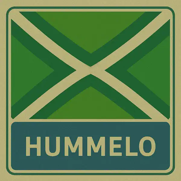 Plaatsnaambord met de tekst "HUMMELO" in witte hoofdletters op een blauw vlak, met daarboven een groene vlag met een crèmekleurig kruispatroon.