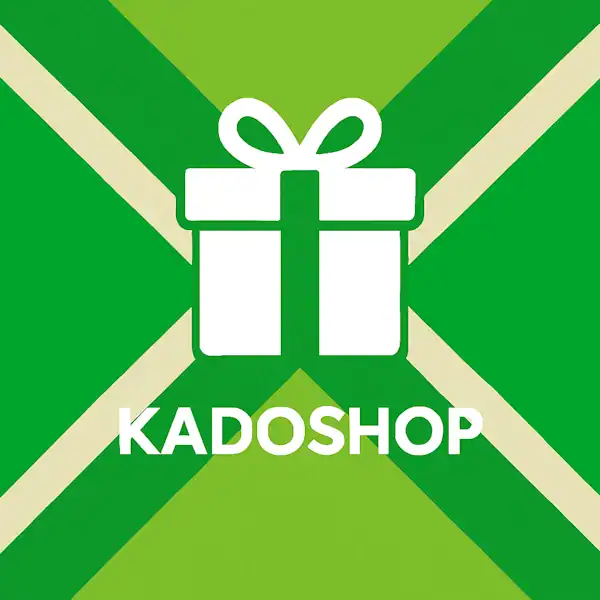 Wit pictogram van een cadeaudoos met strik, met daaronder de tekst “KADOSHOP” in hoofdletters, geplaatst op de vlag van de Achterhoek met donkergroene diagonale kruisen en roomwitte lijnen op een lichtgroene achtergrond.