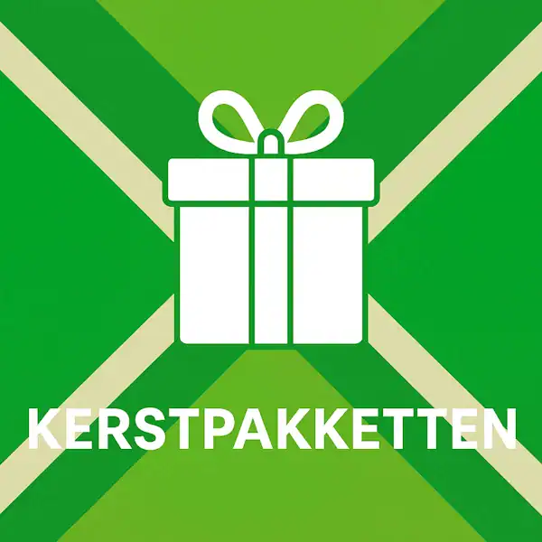 Wit pictogram van een kerstcadeaudoos met strik, met daaronder de tekst “KERSTPAKKETTEN” in hoofdletters, geplaatst op de vlag van de Achterhoek met donkergroene diagonale kruisen en roomwitte lijnen op een lichtgroene achtergrond.