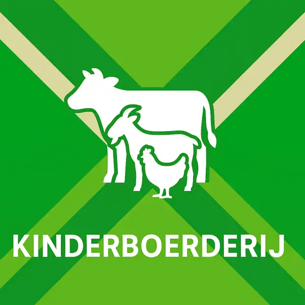 Wit pictogram van een koe, geit en kip als symbool voor een kinderboerderij, met daaronder de tekst “KINDERBOERDERIJ” in hoofdletters, geplaatst op de vlag van de Achterhoek met donkergroene diagonale kruisen en roomwitte lijnen op een lichtgroene achtergrond.