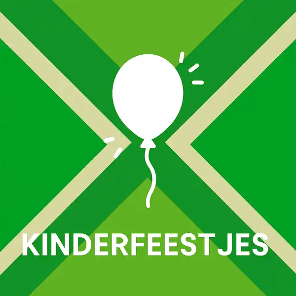 Wit pictogram van een ballon met feestelijke accenten, met daaronder de tekst “KINDERFEESTJES” in hoofdletters, geplaatst op de vlag van de Achterhoek met donkergroene diagonale kruisen en roomwitte lijnen op een lichtgroene achtergrond.