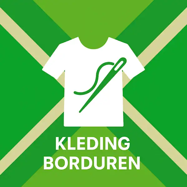 Wit pictogram van een T-shirt met daarop een naald en draad als symbool voor borduren, met daaronder de tekst “KLEDING BORDUREN” in hoofdletters, geplaatst op de vlag van de Achterhoek met donkergroene diagonale kruisen en roomwitte lijnen op een lichtgroene achtergrond.