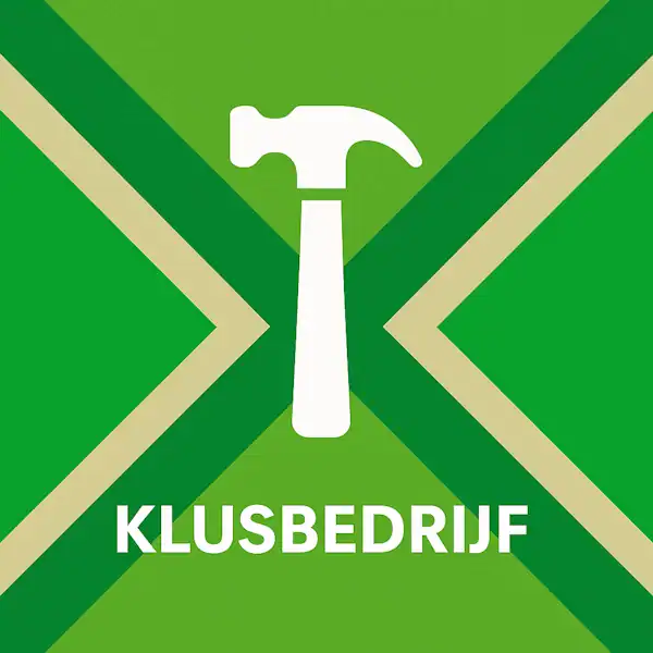 Wit pictogram van een hamer als symbool voor klussen, met daaronder de tekst “KLUSBEDRIJF” in hoofdletters, geplaatst op de vlag van de Achterhoek met donkergroene diagonale kruisen en roomwitte lijnen op een lichtgroene achtergrond.
