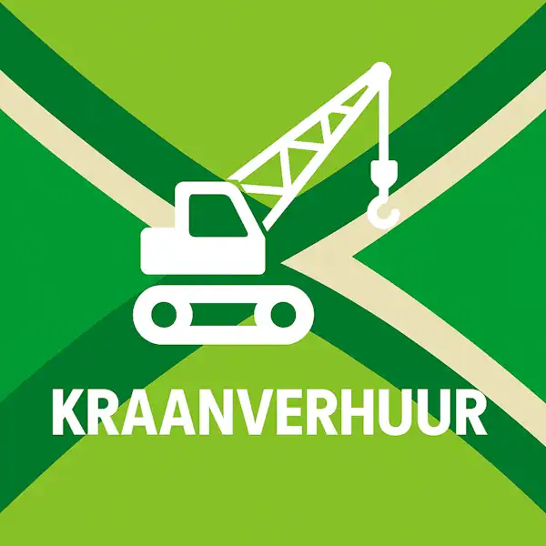 Wit pictogram van een mobiele kraan met hijshaak, met daaronder de tekst “KRAANVERHUUR” in hoofdletters, geplaatst op de vlag van de Achterhoek met donkergroene diagonale kruisen en roomwitte lijnen op een lichtgroene achtergrond.