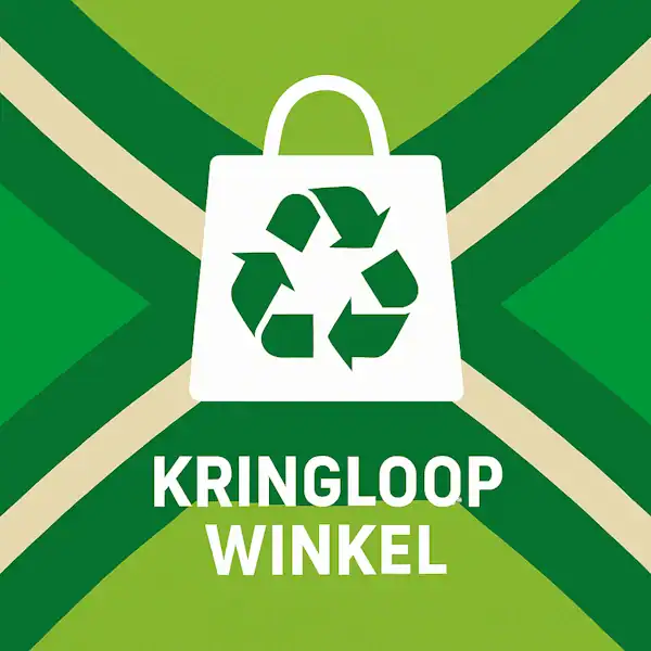 Wit pictogram van een winkeltas met recyclingsymbool erin, met daaronder de tekst “KRINGLOOPWINKEL” in hoofdletters, geplaatst op de vlag van de Achterhoek met donkergroene diagonale kruisen en roomwitte lijnen op een lichtgroene achtergrond.
