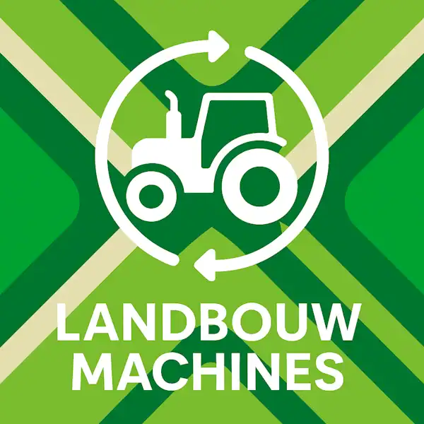 Wit pictogram van een landbouwtractor omcirkeld met pijlen, met daaronder de tekst “LANDBOUWMACHINES” in hoofdletters, geplaatst op de vlag van de Achterhoek met donkergroene diagonale kruisen en roomwitte lijnen op een lichtgroene achtergrond