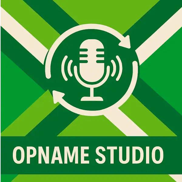 Logo voor opname studio: een wit microfoonicoon met geluidsgolven, omringd door cirkelvormige pijlen, geplaatst op de correcte Achterhoekse vlag met lichtgroene en donkergroene diagonale vlakken en helderwitte kruisen, met daaronder de tekst OPNAME STUDIO in hoofdletters op een donkergroene balk over de volledige breedte.