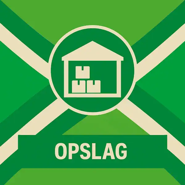 Vierkant logo (600x600) voor de categorie "Opslag" op AchterhoekInformatie.nl, met een wit pictogram van een loods met dozen in een donkergroene cirkel op de correcte Achterhoekse vlag. De tekstbalk is donkergroen met witte hoofdletters "OPSLAG", en alle crèmekleurige elementen zijn wit