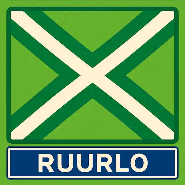 Plaatsnaambord met de tekst "RUURLO" in witte hoofdletters op een blauwe balk. Daarboven een vlag met lichtgroene achtergrond, een helder wit St. Andrieskruis gecentreerd in een donkergroen kruispatroon — volgens het officiële ontwerp van de Achterhoekvlag.