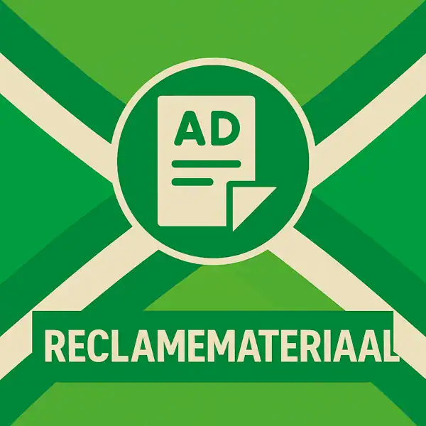 Vierkant logo (600x600) voor de categorie "Reclamemateriaal" op AchterhoekInformatie.nl, met een wit pictogram van een advertentieblad in een donkergroene cirkel op de correcte Achterhoekse vlag. De tekstbalk is donkergroen met witte hoofdletters "RECLAMEMATERIAAL", en alle crèmekleurige elementen zijn wit gemaakt.