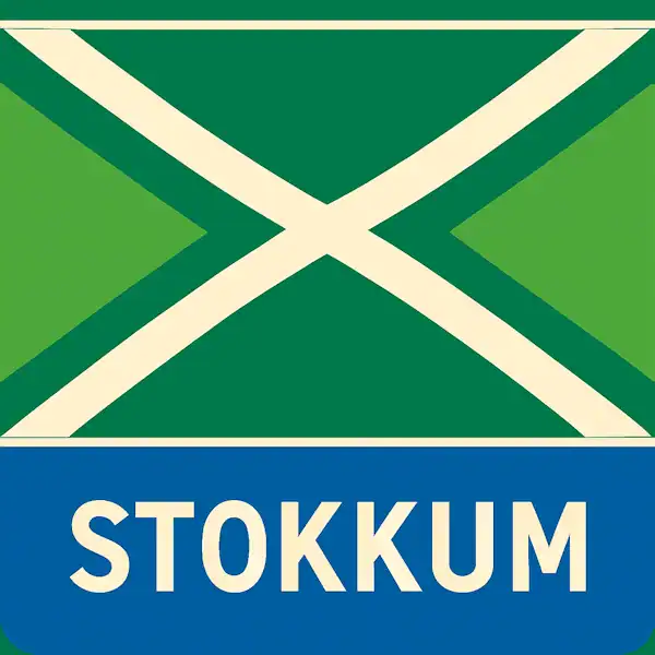 Plaatsnaambord met de tekst "STOKKUM" in witte hoofdletters op een blauwe balk. Daarboven een vlag met lichtgroene achtergrond, een helder wit St. Andrieskruis gecentreerd in een donkergroen kruispatroon — volgens het officiële ontwerp van de Achterhoekvlag.