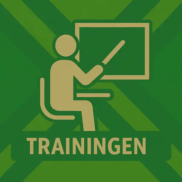 Logo van een persoon die lesgeeft bij een bord in silhouet op de Achterhoekse vlag, met de tekst “TRAININGEN” onderin in een donkergroene balk.