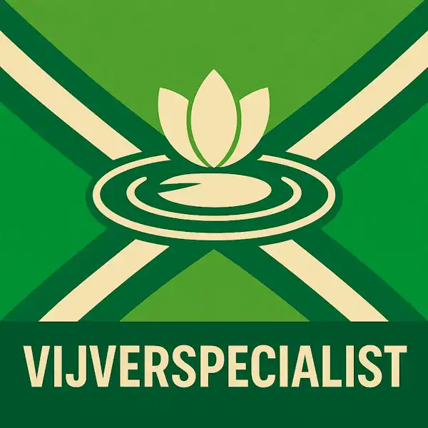 Logo van een waterlelie op een vijver in silhouet op de Achterhoekse vlag, met de tekst “VIJVERSPECIALIST” onderin in een donkergroene balk.