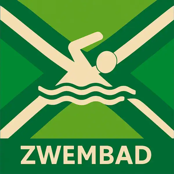 Logo van een zwemmende figuur in silhouet op de Achterhoekse vlag, met de tekst “ZWEMBAD” onderin in een donkergroene balk.