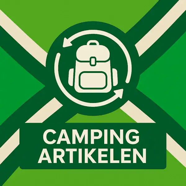 Logo voor camping artikelen: een wit rugzakicoon met cirkelvormige pijlen eromheen, geplaatst op de correcte Achterhoekse vlag met lichtgroene en donkergroene diagonale banen en roomwitte kruisen, met daaronder de tekst CAMPING ARTIKELEN in hoofdletters op een donkergroene balk.
