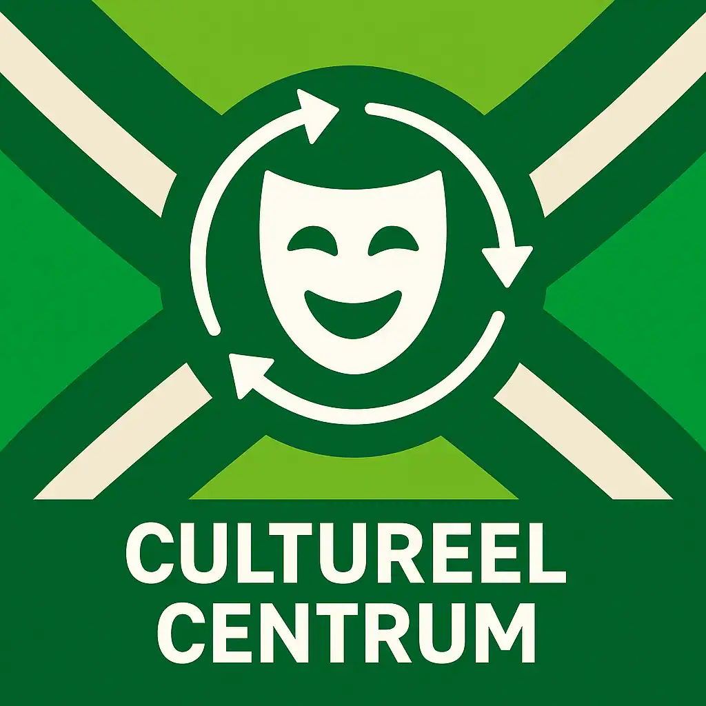 Logo voor cultureel centrum: een wit theatermaskericoon met glimlach, omringd door cirkelvormige pijlen, geplaatst op de correcte Achterhoekse vlag met lichtgroene en donkergroene diagonale banen en roomwitte kruisen, met daaronder de tekst CULTUREEL CENTRUM in hoofdletters op een donkergroene balk over de volledige breedte.