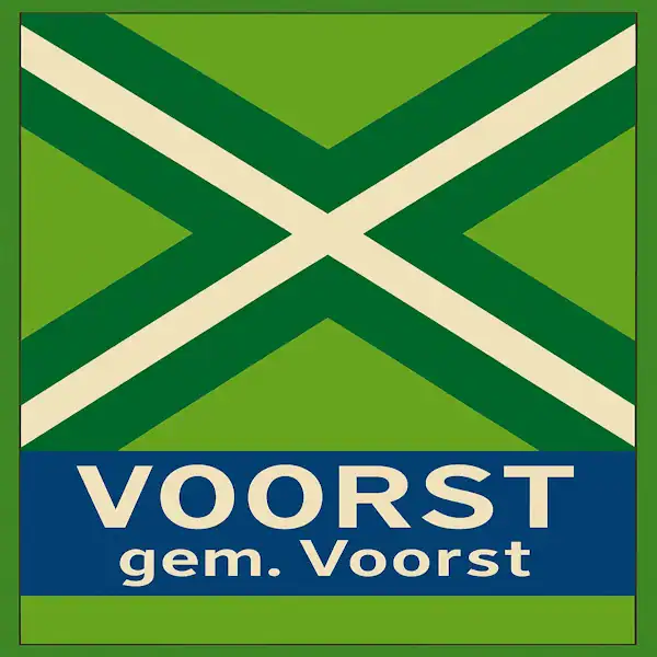Plaatsnaambord met de tekst "VOORST" in grote witte hoofdletters, met daaronder "gem. Voorst" in kleinere witte letters, beide op een blauwe balk. Boven de balk staat een vlag met lichtgroene achtergrond en een helder wit St. Andrieskruis gecentreerd in een donkergroen kruispatroon — conform het originele vlagontwerp.